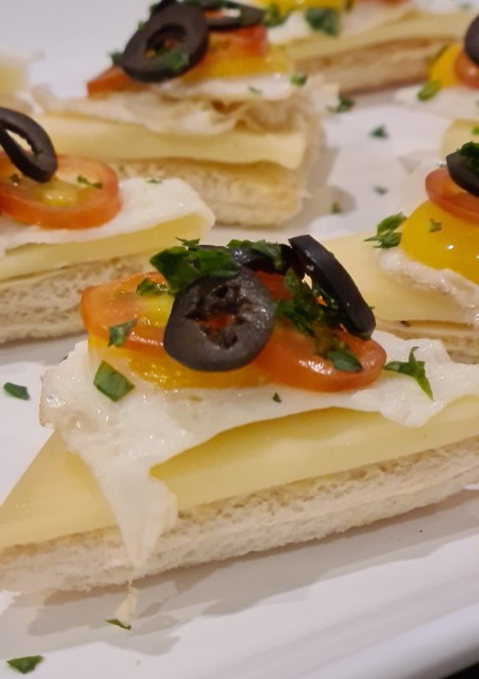 Una foto de Canapés de queso Gruyère