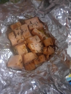 Una foto de Salmón en finas hierbas al horno