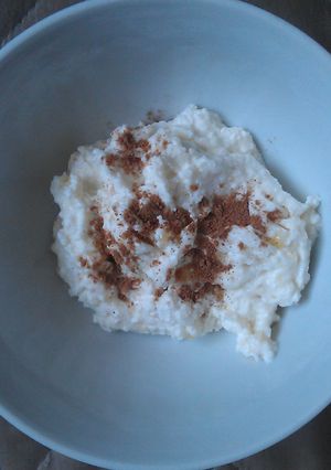 Una foto de Postre de requesón y plátano