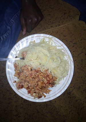 A picture of Spaghetti mayai.
