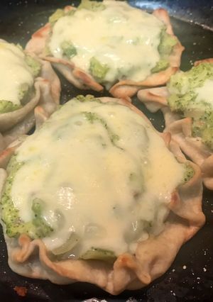 Una foto de Mini tartas de brócoli 🥦 con masa casera