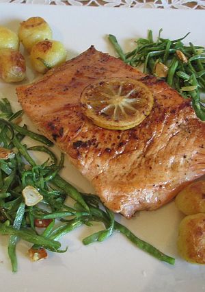 Foto principal de Salmón fresco al limón con hortalizas