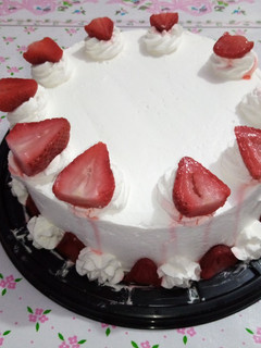 Una foto de Pastel de Tres leches con fresas