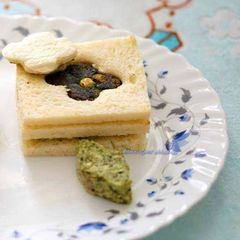 A picture of Surprise flower shape spinach sandwich.