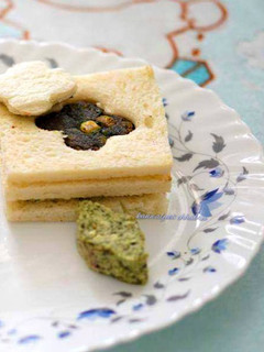 A picture of Surprise flower shape spinach sandwich.