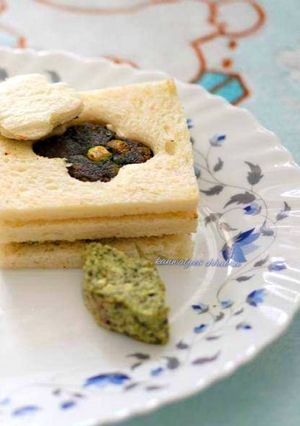 A picture of Surprise flower shape spinach sandwich.