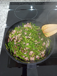 Una foto de Salteado de espárragos, ajos y bacon 🍽️
