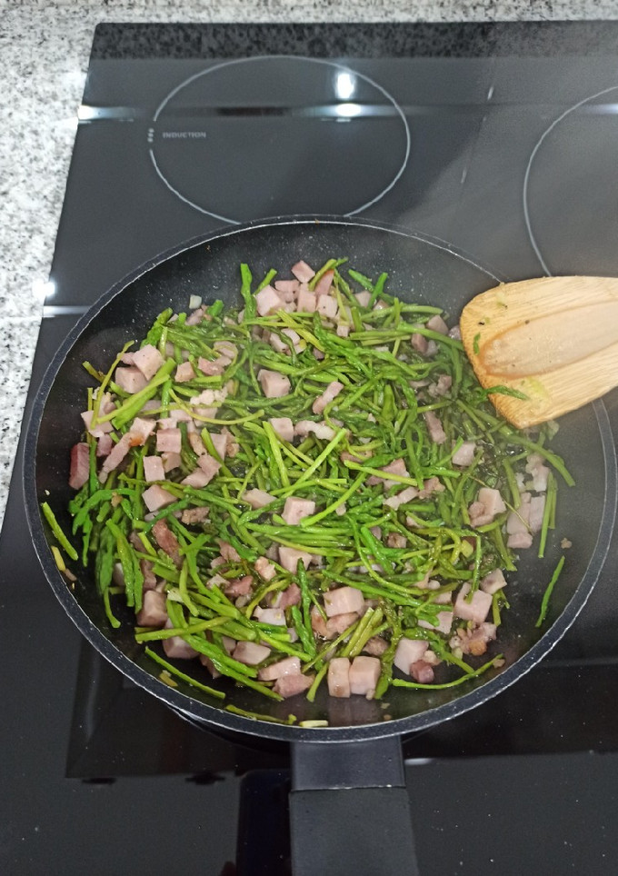 Una foto de Salteado de espárragos, ajos y bacon 🍽️