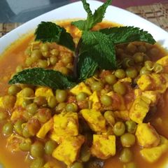 A picture of Matar Paneer.