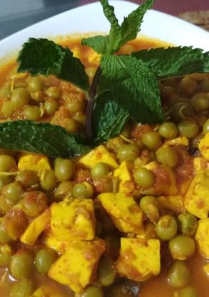 A picture of Matar Paneer.