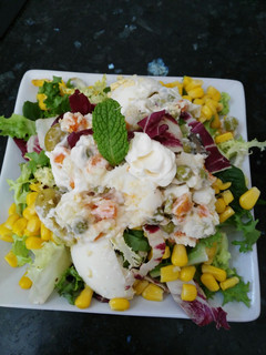 Una foto de Ensalada vegetal con crema de queso