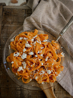 Una foto de Pasta con salsa de tomates secos cremosa 🍅