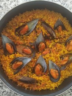 Una foto de Paella verdura y mejillones