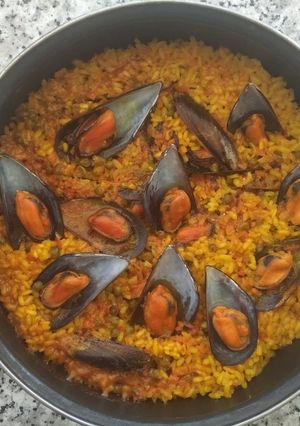 Una foto de Paella verdura y mejillones