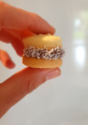 Una foto de Alfajores de maicena de Sofía y la abu Lili