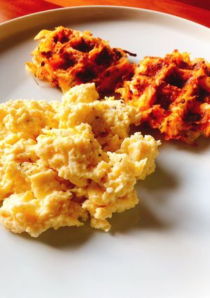 Φωτογραφία της συνταγής Scrambled eggs με creme fraiche και σχοινόπρασο