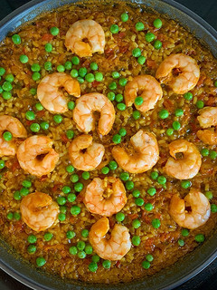 Una foto de Arroz integral con langostinos