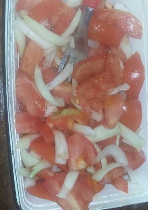 Una foto de Ensalada de tomate y cebolla