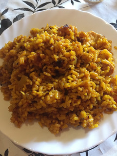 Una foto de Arroz con pechugas de pollo muy sencillo