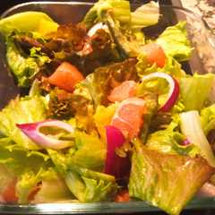Una foto de Ensalada de pomelo rosado y cebolla morada