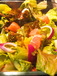 Una foto de Ensalada de pomelo rosado y cebolla morada