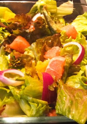 Una foto de Ensalada de pomelo rosado y cebolla morada