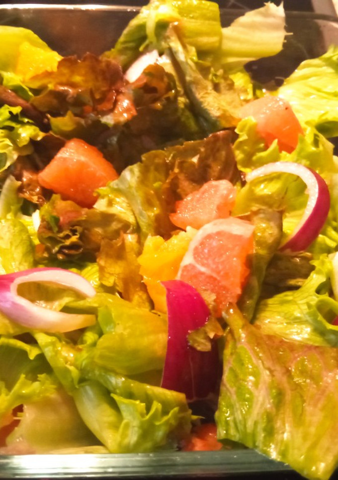 Una foto de Ensalada de pomelo rosado y cebolla morada
