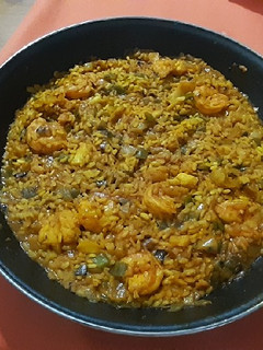 Una foto de Arroz con bacalao y langostinos
