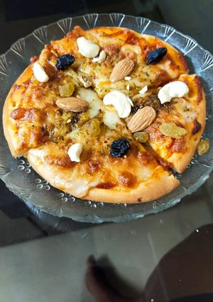 A picture of Dry fruits pizza.