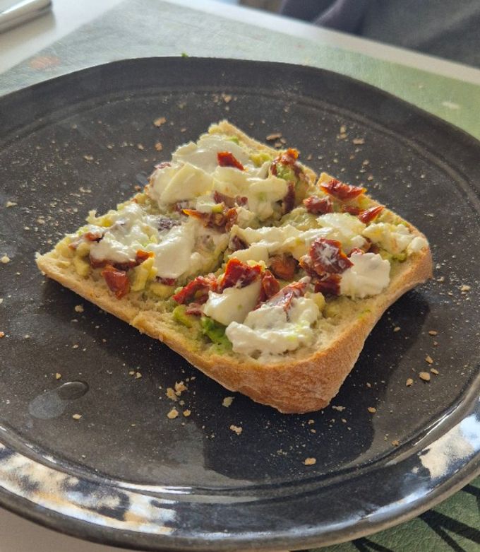 Foto principal de Tostada con aguacate, burrata y tomates secos