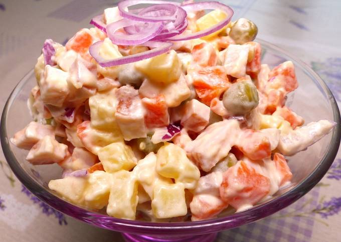 10 очень вкусных салатов с сухариками