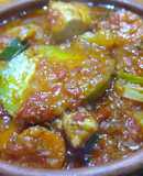 Cazuela de verduras en rodajas y pollo trozado picante