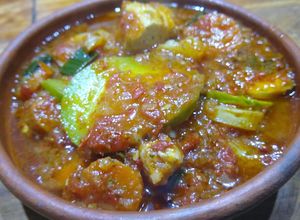 Una foto de Cazuela de verduras en rodajas y pollo trozado picante