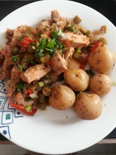 Una foto de Carne de cerdo salteado con verduras y papá criolla