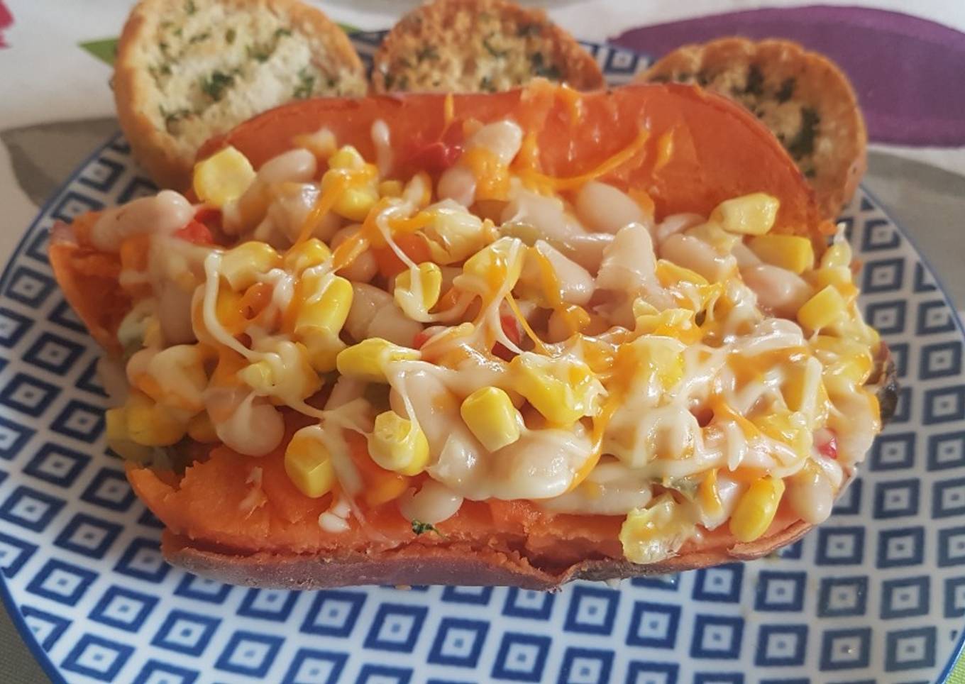 Boniato relleno de alubias blancas y verduras