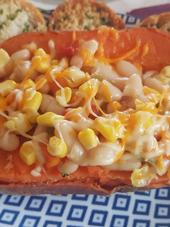 Una foto de Boniato relleno de alubias blancas y verduras