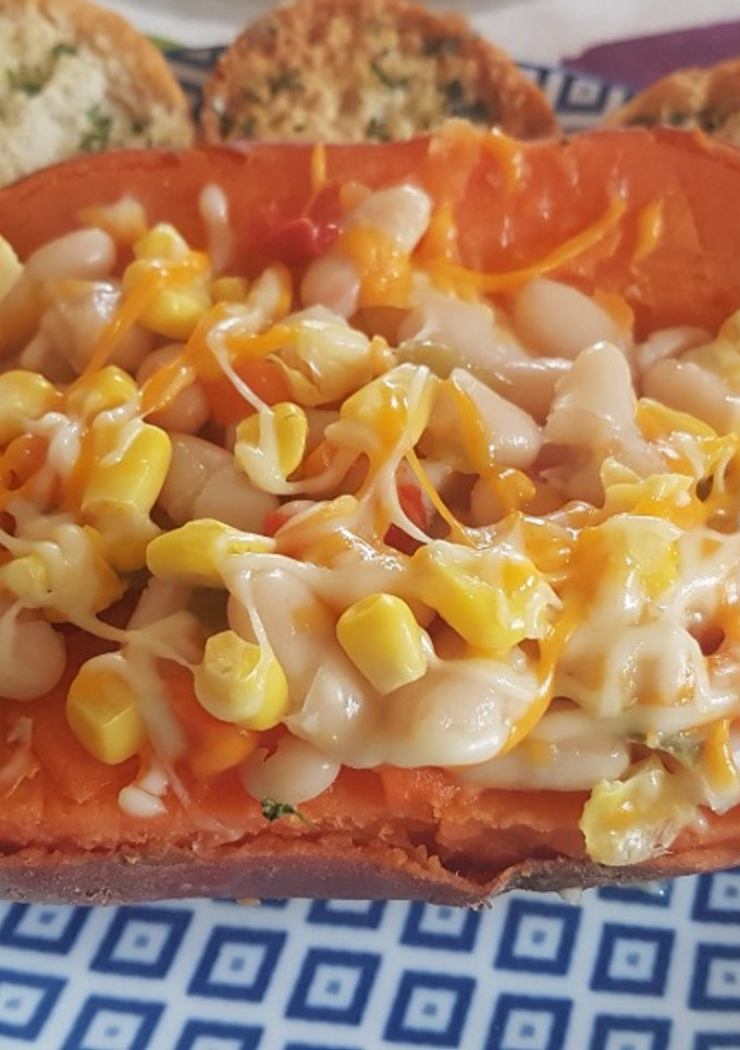 Una foto de Boniato relleno de alubias blancas y verduras