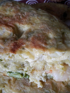 Una foto de Tortilla de patata con espárragos verdes y gambas