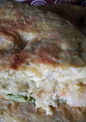 Foto principal de Tortilla de patata con espárragos verdes y gambas