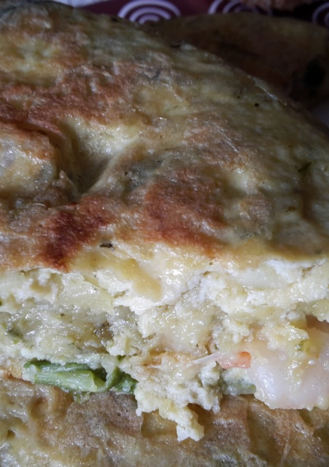 Una foto de Tortilla de patata con espárragos verdes y gambas