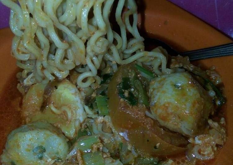 Langkah Mudah untuk Membuat Tumis Pedes Indomie Berkawan Bakso yang Bikin Ngiler