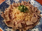 Una foto de bistec cebollin
