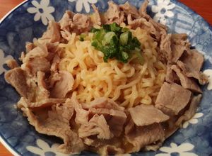 Una foto de Ramen Nivel 01 (Egg Garlic + Beef)
