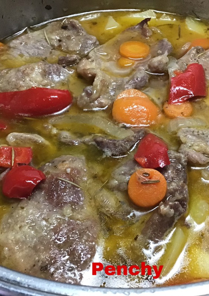 Una foto de Filetes de cabeza de cerdo con hierbas aromáticas