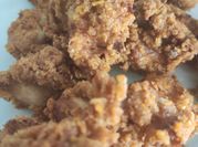 Una foto de pollo frito com tomillo
