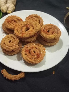 ચકરી (Chakri Recipe In Gujarati) રેસીપી મુખ્ય ફોટો