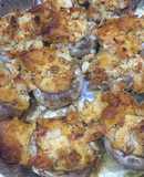 Champiñones rellenos de paté de romesco con virutas de pollo a la Cajún