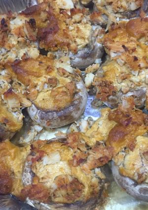 Una foto de Champiñones rellenos de paté de romesco con virutas de pollo a la Cajún