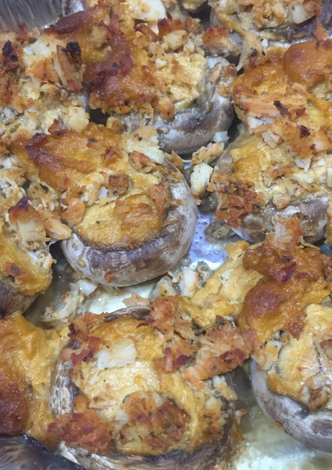 Una foto de Champiñones rellenos de paté de romesco con virutas de pollo a la Cajún