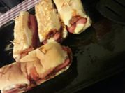 Una foto de pizza con salchicha